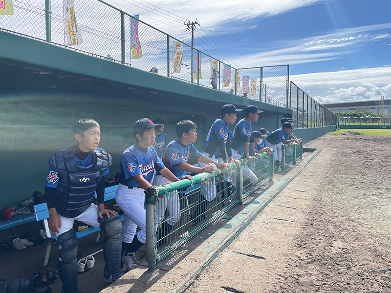 第13回佐渡大会_チームメイトに声援を送る選手達