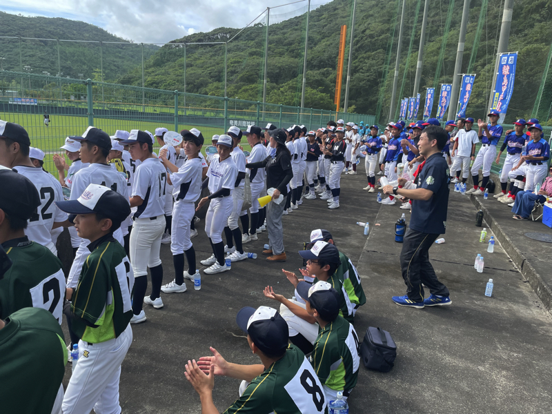 第14回奄美大島大会_チームメイトに声援を送る選手達