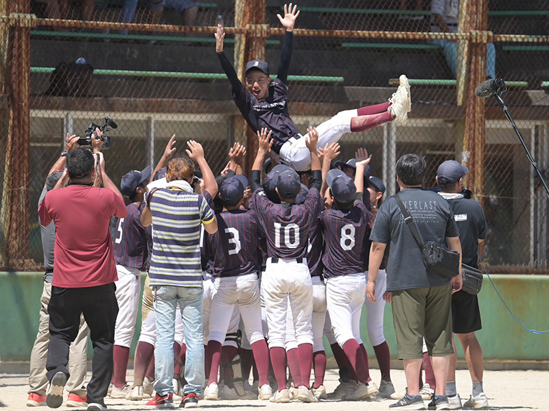 石垣島ぱいーぐるズ優勝の胴上げ