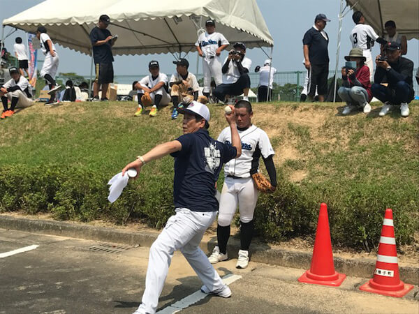 指導をする故村田兆治氏